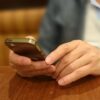 スマホ依存が原因で1人あたり年間150万円を損している！？